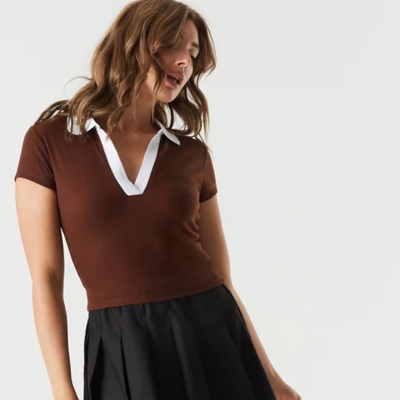 V-Neck Cropped Top - Picture 2 of 2